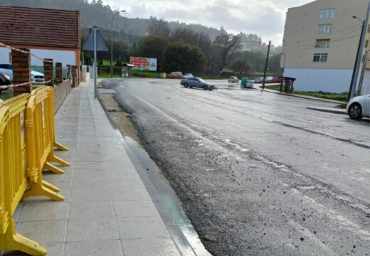 Novas restricións de estacionamento na Avenida de Alxeciras para pavimentar as beiravías da zona en obras